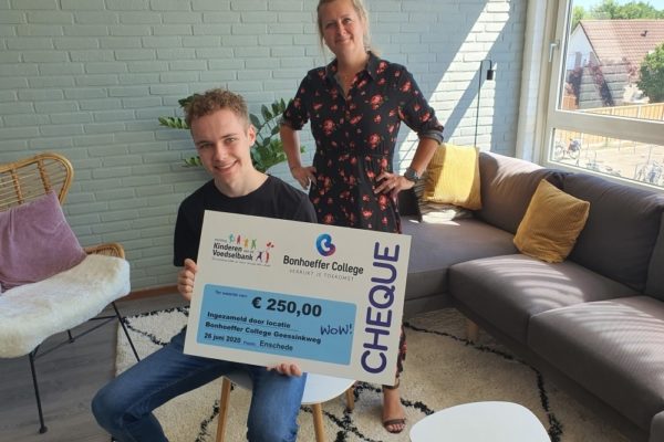 Cheque overhandiging goede doelen acties